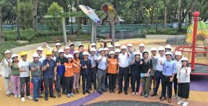The SDEV, Mr Michael WONG, poses for a group photo with the ArchSD colleagues and members of the PCPA in the IP in Tuen Mun Park.