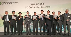 Colleagues of the Development Bureau and the Works Branch, and practitioners of the construction industry, including (from third left) the Director of Architectural Services, Mrs LAM Yu Ka-wai, Sylvia, the Executive Director of the Construction Industry Council (CIC), Mr CHENG Ting-ning, Albert, the Director of Civil Engineering and Development, Mr LAM Sai-hung, the Director of Drainage Services, Mr TONG Ka-hung, Edwin, and the Director of Electrical and Mechanical Services, Mr SIT Wing-hang, Alfred, sing a song for Mr HON Chi-keung, who will soon retire, during the luncheon.
