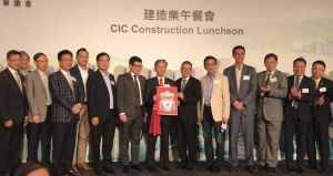 The CIC gives Mr HON Chi-keung a T-shirt and a thank you card with his favourite football team logo on them as gifts.