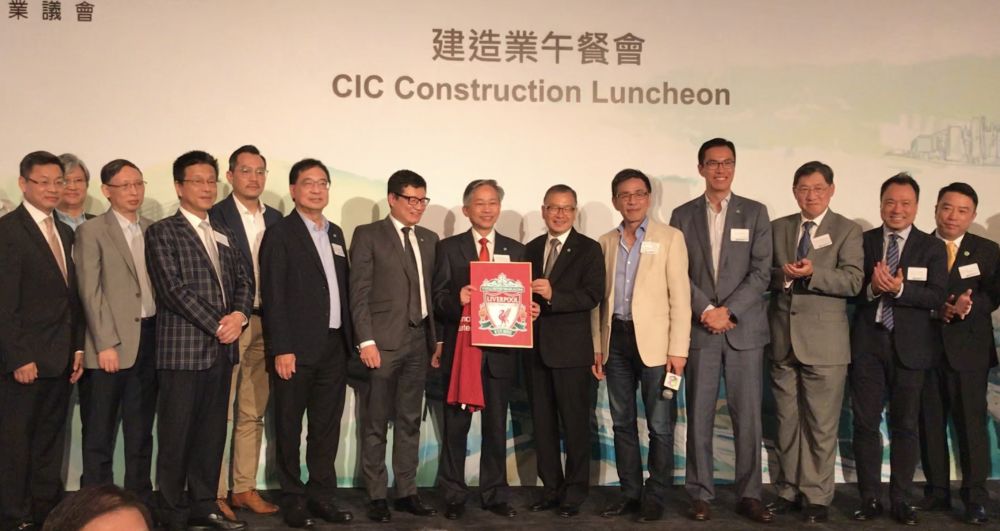 The CIC gives Mr HON Chi-keung a T-shirt and a thank you card with his favourite football team logo on them as gifts.