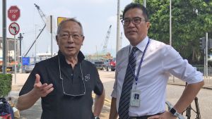 Dr CHUNG Chi-ping, Roy (left), the responsible person of a tool supplier, says to the Secretary for Development (SDEV), Mr WONG Wai-lun, Michael, that his colleagues were very enthusiastic as they knew that the community needed a lot of manpower to clean up after the typhoon, so they recruited colleagues to volunteer to remove fallen trees and broken branches.