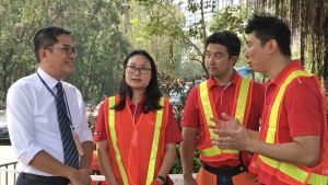 The SDEV, Mr Michael WONG (left), earlier visited Kennedy Town in the Western District to meet with volunteers, who are the staff of a tool supplier, and thank them for giving assistance in various districts over the past few days.