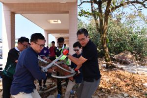 The SDEV, Mr Michael WONG (right), and the Commissioner of Customs and Excise, Mr TANG Yi-hoi, Hermes (left), remove broken facilities from the beach together with volunteers from the disciplinary forces at Shek O Beach.