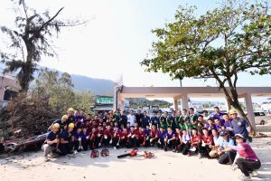 Group photo of the SDEV, Mr Michael WONG, the Director of the Chief Executive’s Office, Mr Eric CHAN, the Commissioner of Customs and Excise, Mr Hermes TANG, and volunteers from six groups of disciplinary forces.