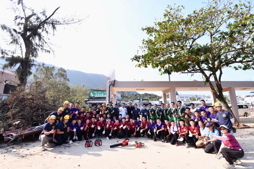 Group photo of the SDEV, Mr Michael WONG, the Director of the Chief Executive’s Office, Mr Eric CHAN, the Commissioner of Customs and Excise, Mr Hermes TANG, and volunteers from six groups of disciplinary forces.