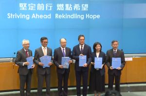 Mr WONG Wai-lun, Michael, the Secretary for Development (SDEV) (third right), and Mr CHAN Fan, Frank, the Secretary for Transport and Housing (third left), give a media session. Also present are Ms LINN Hon-ho, Bernadette, the Permanent Secretary for Development (Planning and Lands) (second right), and Mr HON Chi-keung, the Permanent Secretary for Development (Works) (first right).
