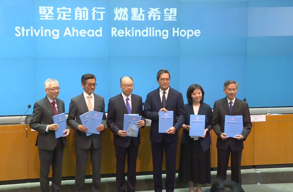 Mr WONG Wai-lun, Michael, the Secretary for Development (SDEV) (third right), and Mr CHAN Fan, Frank, the Secretary for Transport and Housing (third left), give a media session. Also present are Ms LINN Hon-ho, Bernadette, the Permanent Secretary for Development (Planning and Lands) (second right), and Mr HON Chi-keung, the Permanent Secretary for Development (Works) (first right).