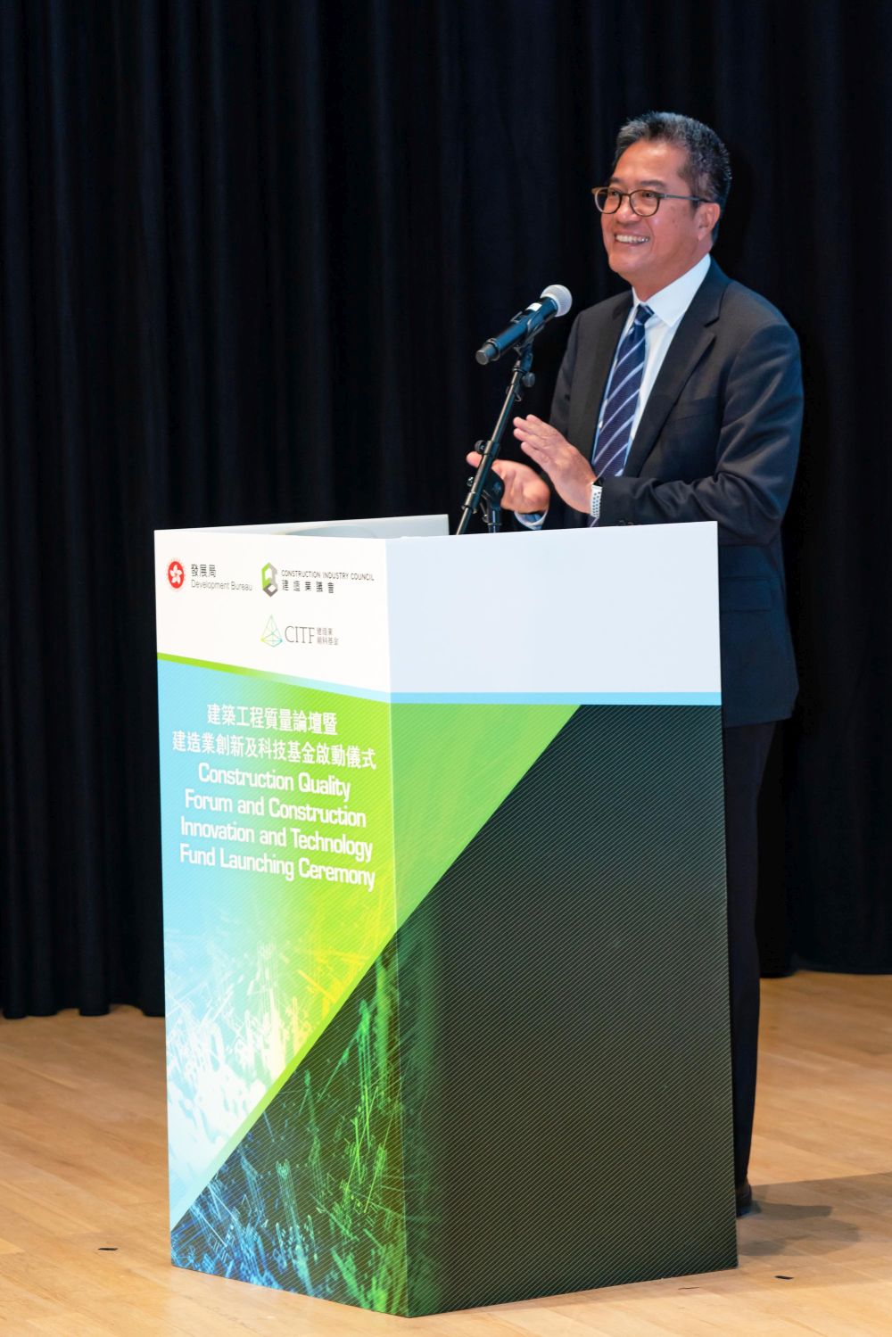 The SDEV, Mr Michael WONG, gives a speech at the Construction Quality Forum and Construction Innovation and Technology Fund (CITF) Launching Ceremony on 2 October.