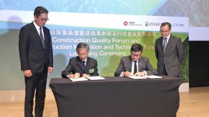 Witnessed by the SDEV, Mr Michael WONG (first left), and the CIC Chairman, Mr CHAN Ka-kui (first right), the Memorandum of Co-operation on the CITF is signed by the former Permanent Secretary for Development (Works), Mr HON Chi-keung (second left), and the CIC Executive Director, Mr CHENG Ting-ning, Albert (second right), to officially launch the $1 billion fund for application.