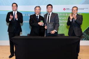 Witnessed by the SDEV, Mr Michael WONG (first left), and the CIC Chairman, Mr CHAN Ka-kui (first right), the Memorandum of Co-operation on the CITF is signed by the former Permanent Secretary for Development (Works), Mr HON Chi-keung (second left), and the CIC Executive Director, Mr CHENG Ting-ning, Albert (second right), to officially launch the $1 billion fund for application.