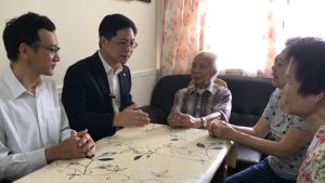 The Director of Electrical and Mechanical Services (DEMS), Mr SIT Wing-hang, Alfred (second left), and the Director of Building Rehabilitation of the Urban Renewal Authority (URA), Mr HO Chi-wai, Daniel (first left), visit the elderly owners of an old building in Tai Kok Tsui and introduce the details of the Lift Modernisation Subsidy Scheme (LIMSS) to them.