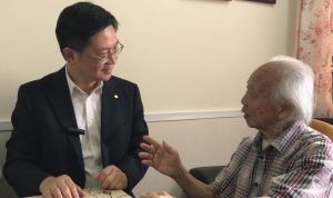 The DEMS, Mr Alfred SIT (left), says to the chairman of the owners’ corporation (OC) of Kin Fook Mansion, Mr LEE (right), that additional subsidies will be provided for elderly owner-occupiers aged 60 or above to carry out such works, subject to a cap of $50,000 per domestic unit.