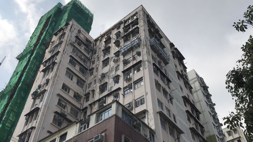 Built 54 years ago, the lifts of Kin Fook Mansion in Tai Kok Tsui are as old as the building. The lifts will stop abruptly from time to time and require urgent repairs.