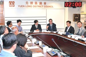 The SDEV, Mr Michael WONG (third right), visited Yuen Long District and met with District Council members, and exchanged views on residents’ issues of concern.