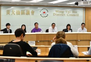 The SDEV, Mr Michael WONG (fourth left), visited Wong Tai Sin District earlier and met with district council members to listen to their views and suggestions on the work of the Government.