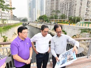 During his visit to Wong Tai Sin District, the SDEV, Mr Michael WONG (centre), together with the Chairman of the Wong Tai Sin District Council, Mr LI Tak-hong (left), were briefed by the Chief Engineer of the Drainage Services Department, Mr TAI Wai-man (right), on the background, features and progress of the Kai Tak River Improvement Works.