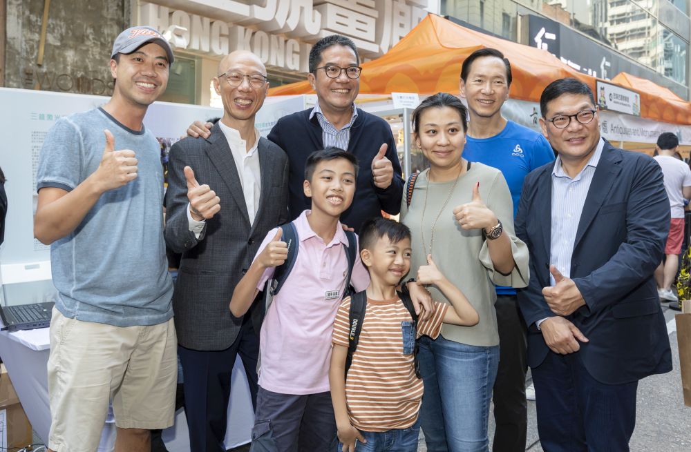 The success of the carnival does not just depend on the active participation of various groups, but also the support of the public.