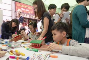 The carnival has attracted more than 76 000 visitors with heavily visited booths. Participants attend workshops on model making and others, experience free rickshaw rides and try out Cantonese opera costumes to experience the rich history and culture of Hollywood Road.