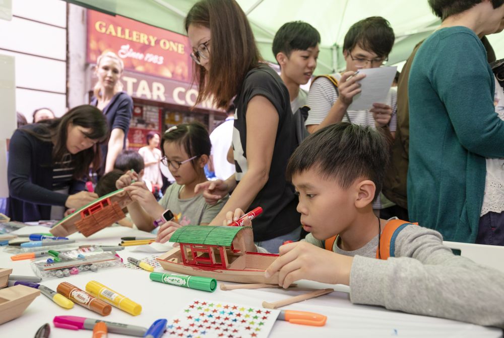 The carnival has attracted more than 76 000 visitors with heavily visited booths. Participants attend workshops on model making and others, experience free rickshaw rides and try out Cantonese opera costumes to experience the rich history and culture of Hollywood Road.
