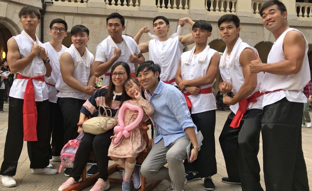 The carnival has attracted more than 76 000 visitors with heavily visited booths. Participants attend workshops on model making and others, experience free rickshaw rides and try out Cantonese opera costumes to experience the rich history and culture of Hollywood Road.