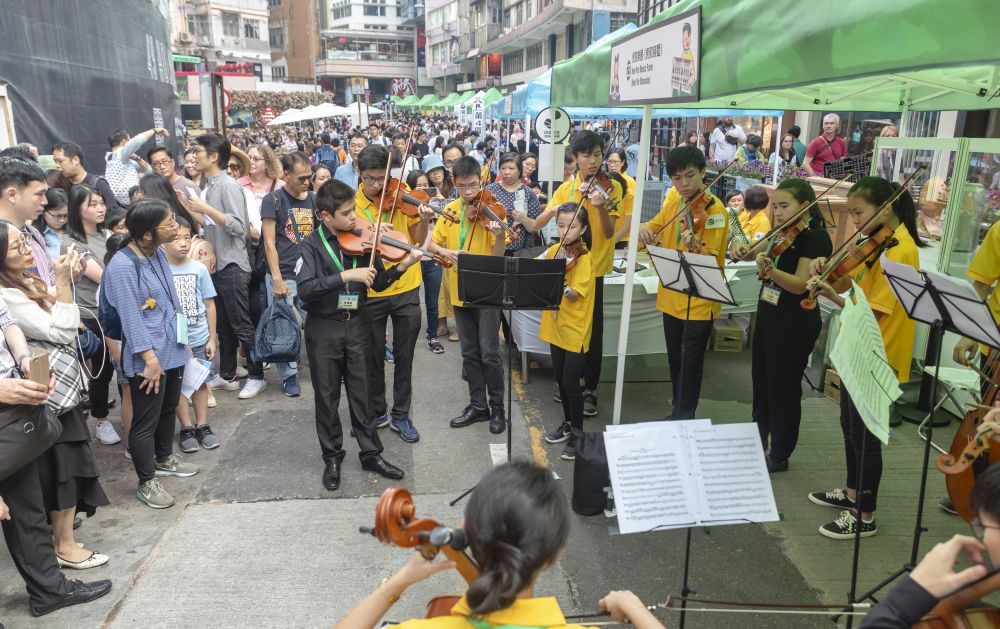 The carnival provides an array of activities including exhibitions, workshops, game booths, various types of music and dance performances and children’s Cantonese operas, etc.