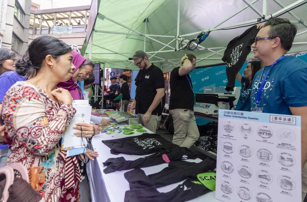 Some participating groups distribute printed T-shirts as free gifts and some give out herbal tea to members of the public.
