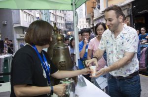 Some participating groups distribute printed T-shirts as free gifts and some give out herbal tea to members of the public.