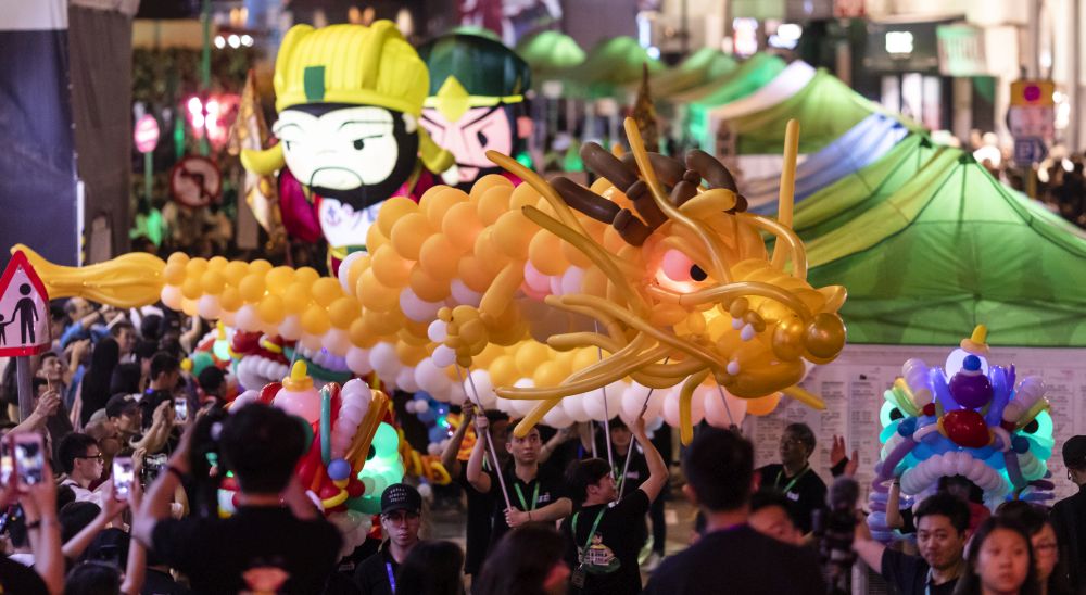 The finale to the carnival is an unprecedented night parade organised for the first time, attracting crowds of appreciative members of the public and visitors to take photos on both sides of the road.  The night parade marked a perfect ending for the event.