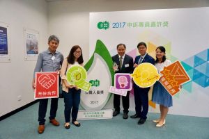 A group photo of Ms SHUM (second left) and her colleagues after the ceremony. On the second right is Mr YU Tak-cheung, Dick, Deputy Director of Buildings.