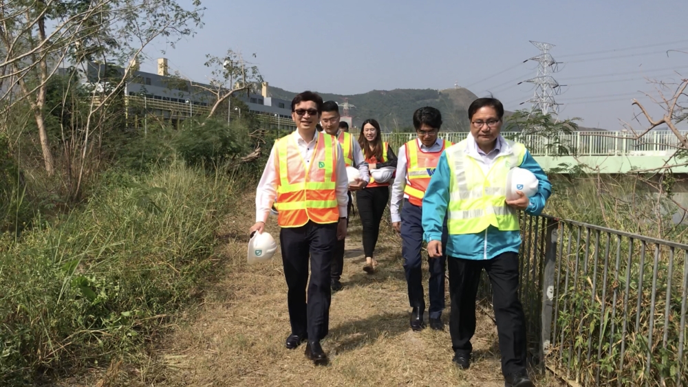 The Under Secretary for Development (USDEV), Mr LIU Chun-san (first left), accompanied by his colleagues including the Assistant Director/Electrical and Mechanical of the Drainage Services Department (DSD), Mr CHUI Wai-sing (first right), and the Assistant Director (Acting) of the WSD, Mr WONG Yan-lok, Roger (second right), visits the Shek Wu Hui Sewage Treatment Works (SWHSTW) in Sheung Shui.