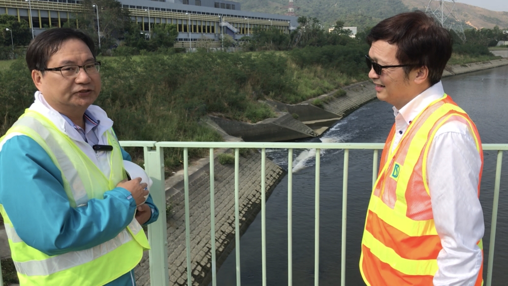 The Assistant Director/Electrical and Mechanical of the DSD, Mr CHUI Wai-sing (left), tells the USDEV, Mr LIU Chun-san (right), that through the new Shek Wu Hui Effluent Polishing Plant (SWHEPP), the DSD will deliver around 56 000 cubic metres of tertiary treated sewage effluent daily to the nearby water reclamation plant of the WSD for further polishing into reclaimed water.