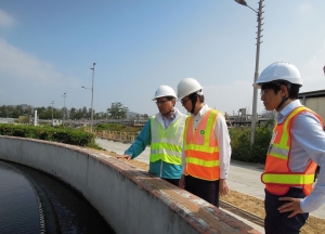 The picture shows the USDEV, Mr LIU Chun-san (centre), the Assistant Director/Electrical and Mechanical of the DSD, Mr CHUI Wai-sing (left), and the Assistant Director (Acting) of the WSD, Mr Roger WONG (right), visiting the final sedimentation tanks at the SWHSTW.
