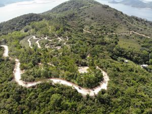 The mountain bike training ground and adjoining trails near Lai Chi Yuen Tsuen in south Lantau are scheduled for completion in mid-2019.  By then, riders can enjoy the fun of mountain biking and marvel at the beautiful surrounding scenery.  The photos above are aerial views of the bike trails.