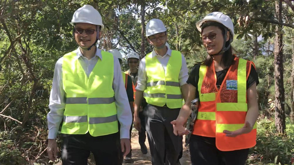 Under Secretary for Development (USDEV), Mr LIU Chun-san (left), and Political Assistant (PA) to Secretary for Development, Mr FUNG Ying-lun, Allen (centre), are briefed by Chief Engineer of the Sustainable Lantau Office (SLO) of the Civil Engineering and Development Department (CEDD), Ms LAU Yiu-yan, Joyce (right), on the details and progress of the improvement and expansion works for the mountain bike trail networks in south Lantau.
