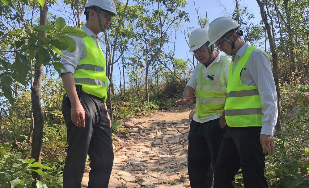 The rock garden shown in the picture is laid with rocks collected from construction sites to avoid the use of concrete.