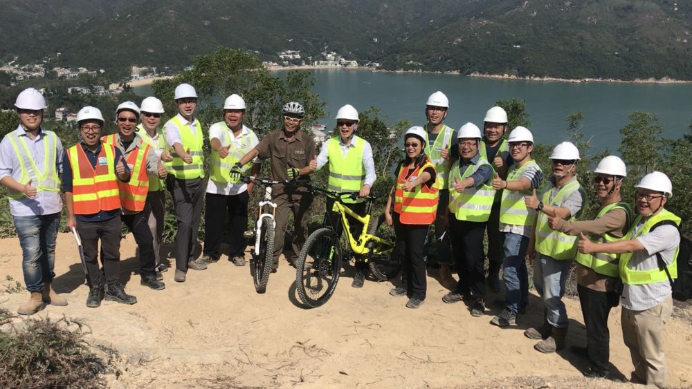 USDEV, Mr LIU Chun-san (eighth left), and PA to Secretary for Development, Mr Allen FUNG (fifth left), pictured with the project team.