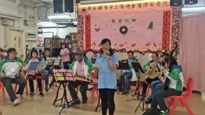 While the volunteers are giving impromptu performances to the elderly, such as playing Chinese music and singing, the elderly are getting a big laugh. The atmosphere is filled with warmth and excitement.