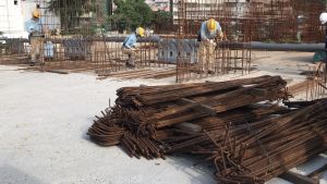 Learning how to bend bars outdoors under the strong sun, trainees need to have sufficient stamina, perseverance and assiduousness.