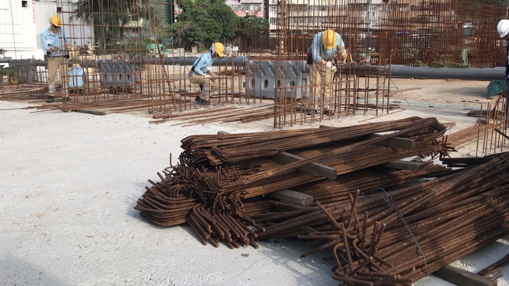 Learning how to bend bars outdoors under the strong sun, trainees need to have sufficient stamina, perseverance and assiduousness.