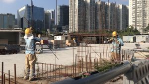 Learning how to bend bars outdoors under the strong sun, trainees need to have sufficient stamina, perseverance and assiduousness.