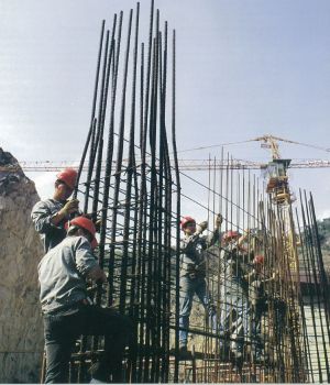 In 1988, trainees joined hands to bend bars for a column at a training session. 