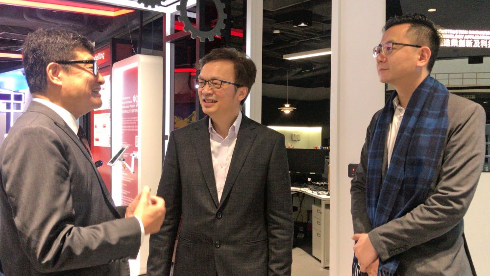 The Under Secretary for Development (USDEV), Mr LIU Chun-san (centre), and the Political Assistant (PA), Mr FUNG Ying-lun, Allen (right), accompanied by the Executive Director of the Construction Industry Council (CIC), Mr CHENG Ting-ning, Albert (left), take a visit to the Construction Innovation and Technology Application Centre (CITAC) of the CIC.