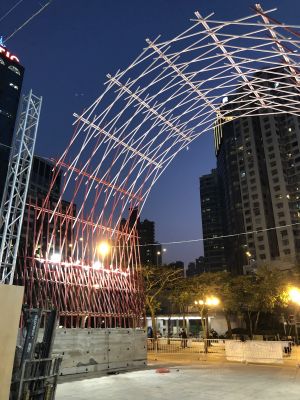 The moongates are made of interwoven steel bars using a method similar to that used to build Chinese wooden arch bridges called the rainbow bridge.