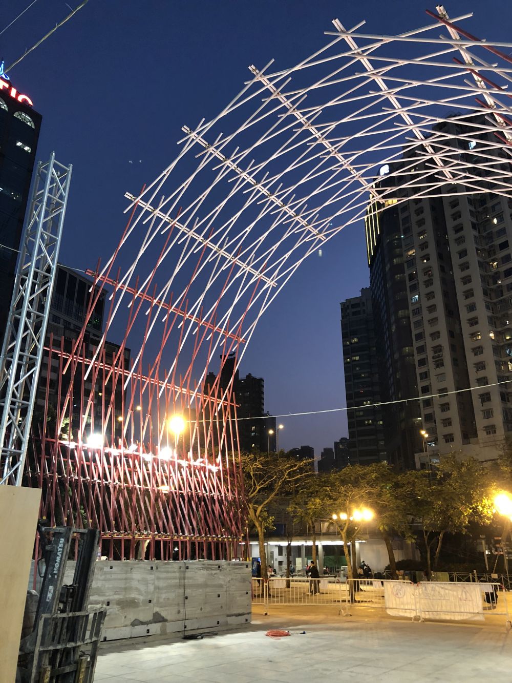 The moongates are made of interwoven steel bars using a method similar to that used to build Chinese wooden arch bridges called the rainbow bridge.