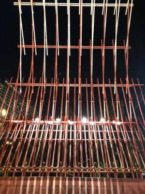 The moongates are made of interwoven steel bars using a method similar to that used to build Chinese wooden arch bridges called the rainbow bridge.