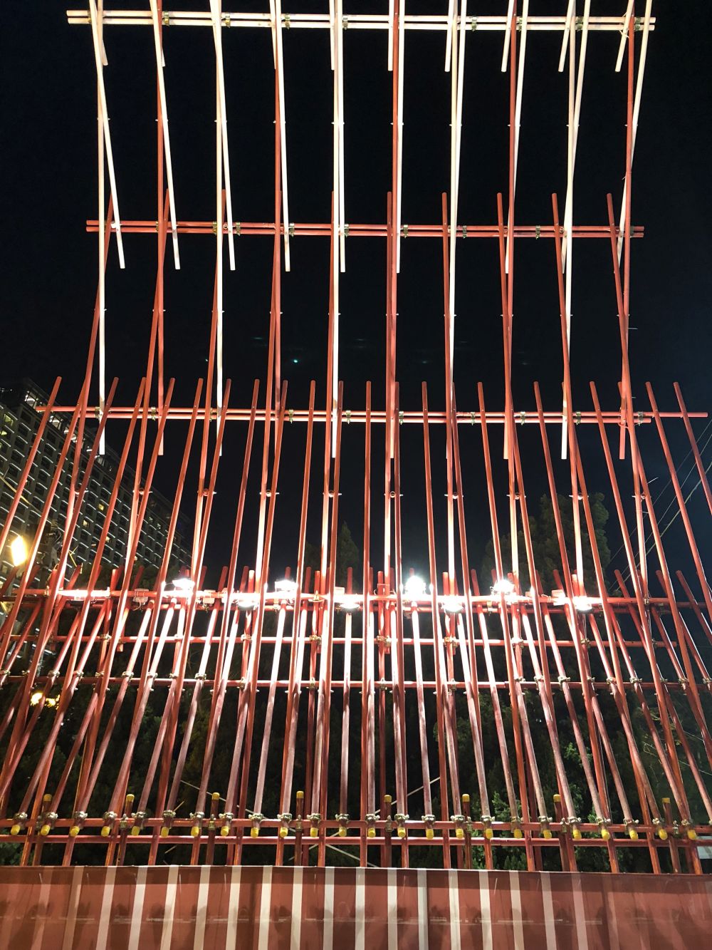 The moongates are made of interwoven steel bars using a method similar to that used to build Chinese wooden arch bridges called the rainbow bridge.