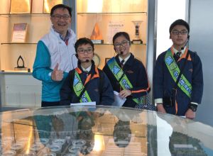 The DSD has an increasingly wide scope of work. This year, it continues to run its Blue Green Ambassador Programme, giving primary and secondary school students a deeper understanding of the department’s work and the importance of environmental protection.  Pictured is a group photo of Mr Edwin TONG (first left) and three of the “Blue Green Ambassadors”.