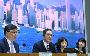 On behalf of the Government, SDEV, Mr Michael WONG (second left), expresses wholehearted thanks to the Task Force for its effort on increasing land supply and forging consensus in the community over the past year and a half.