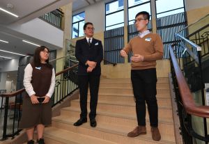 The SDEV, Mr Michael WONG (centre), is briefed by two youth cultural ambassadors, Mr WONG Kang-shing, James (right), and Ms WONG Wing-tung, Debbie (left), on the history and architectural features of the magistracy.