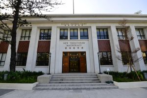 Many original architectural features of the magistracy have been preserved, including a double canopy and faux stone columns which may be reminiscent of those in the classical order of temple architecture. The side façades feature corbels and metal gates, showing a simple neo-classical architectural style.